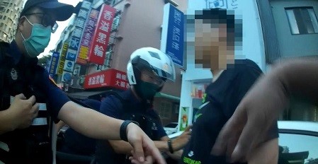 男子酒駕恍神，遇警盤查竟忘記車內藏毒 車門一開 警：「我看到吸食器了！」當場遭逮送辦！　2